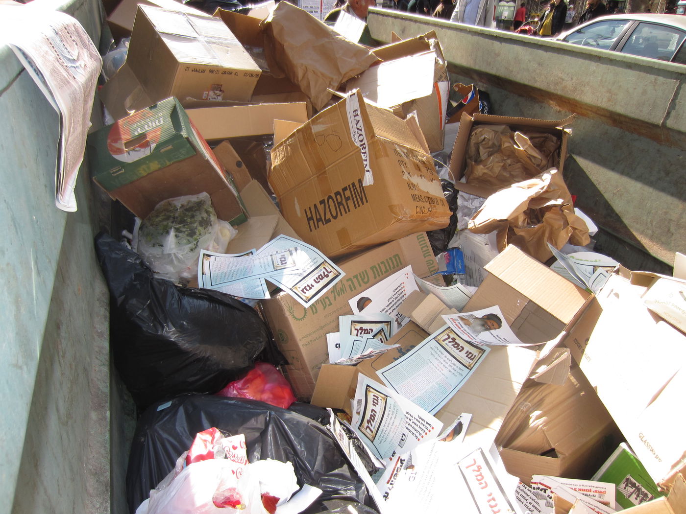 העלונים של הרב אמנון יצחק הושלכו לפח