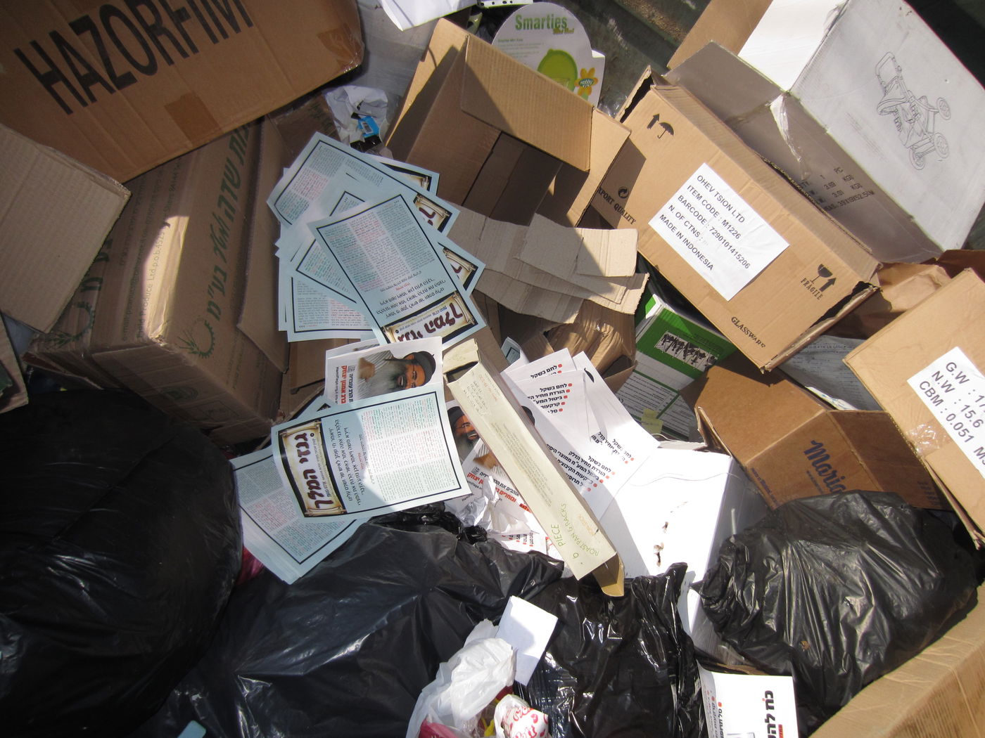 העלונים של הרב אמנון יצחק הושלכו לפח