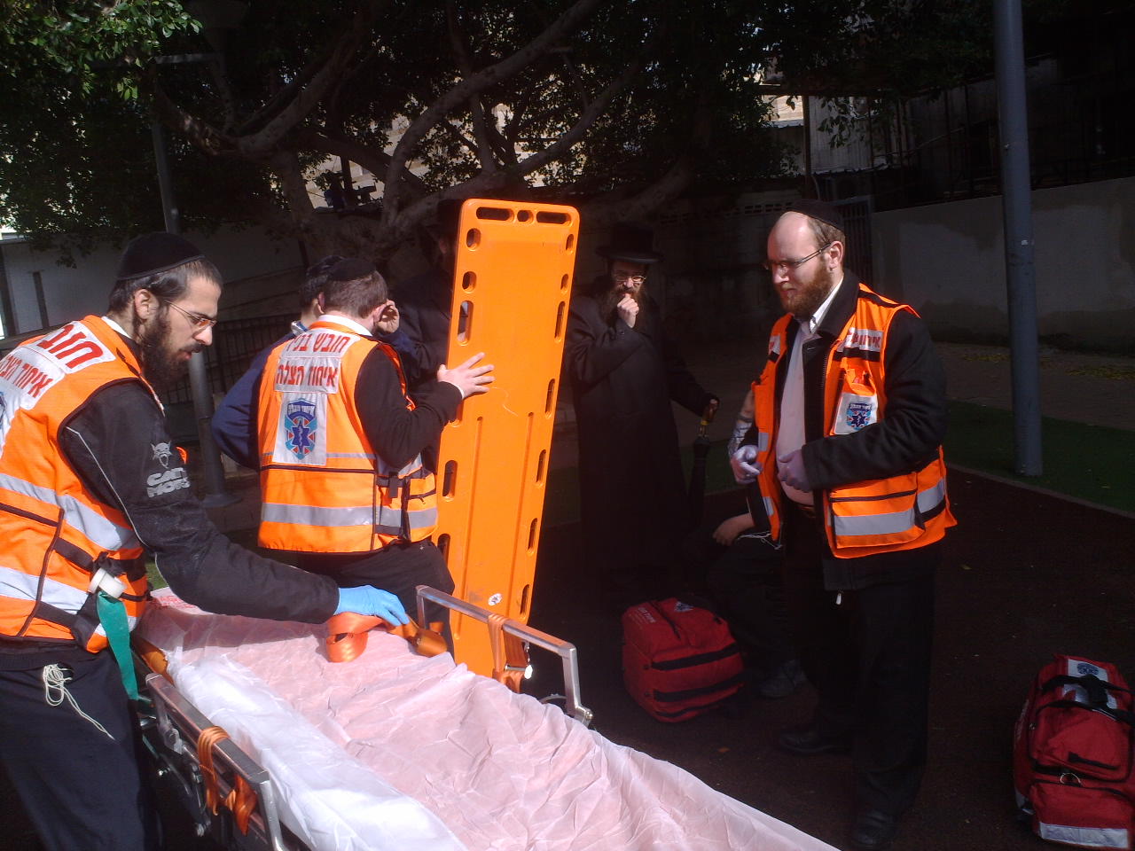 בני ברק: בן 11 נפל מגובה בגינת המשחקים