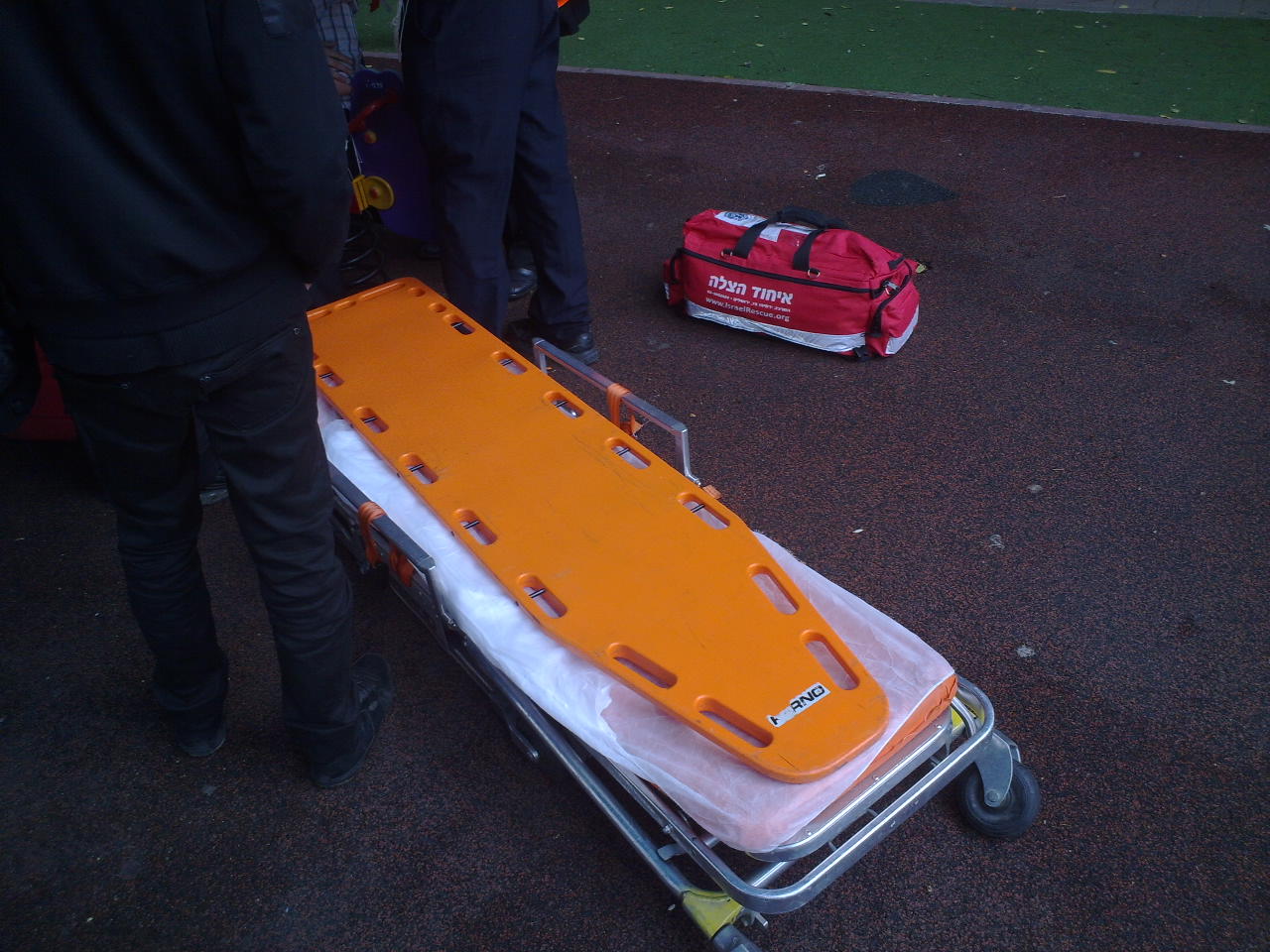 בני ברק: בן 11 נפל מגובה בגינת המשחקים