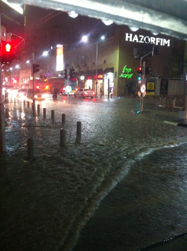 הנחל החרדי: צפו בבני ברק עולה על גדותיה