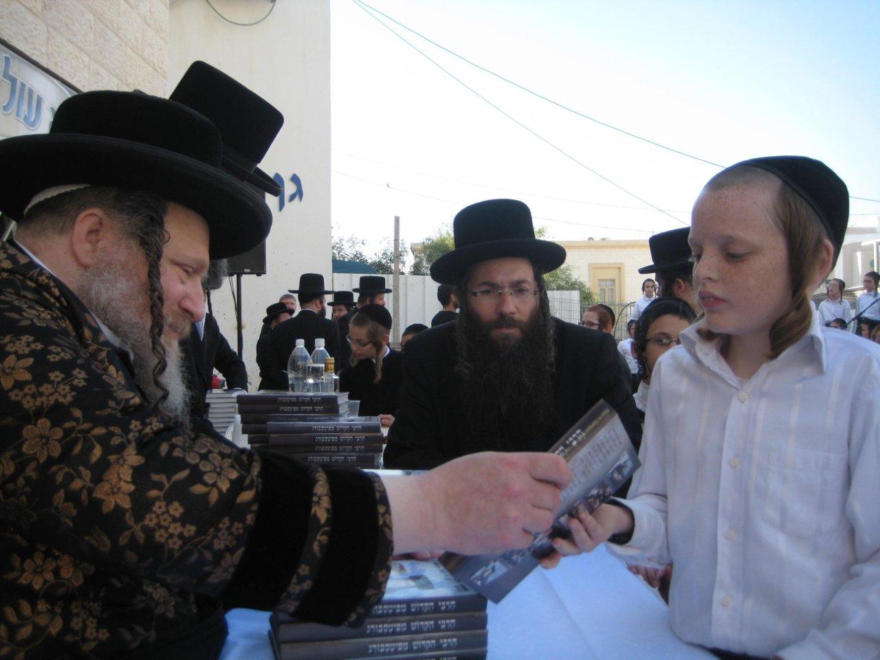 קביעת מזוזות לבניין הת"ת החדש של פיטסבורג • גלריה