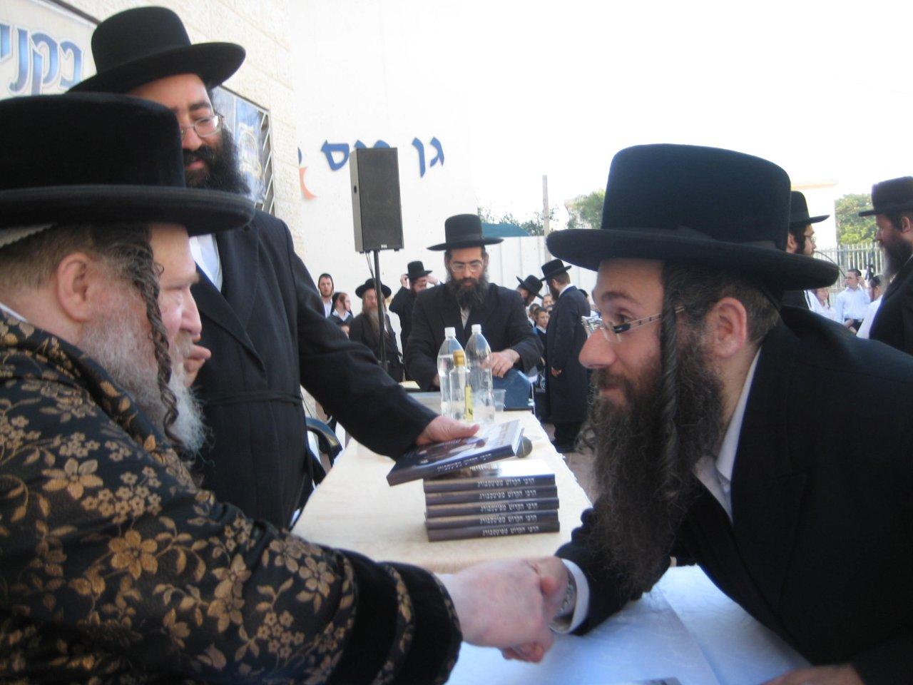 קביעת מזוזות לבניין הת"ת החדש של פיטסבורג • גלריה