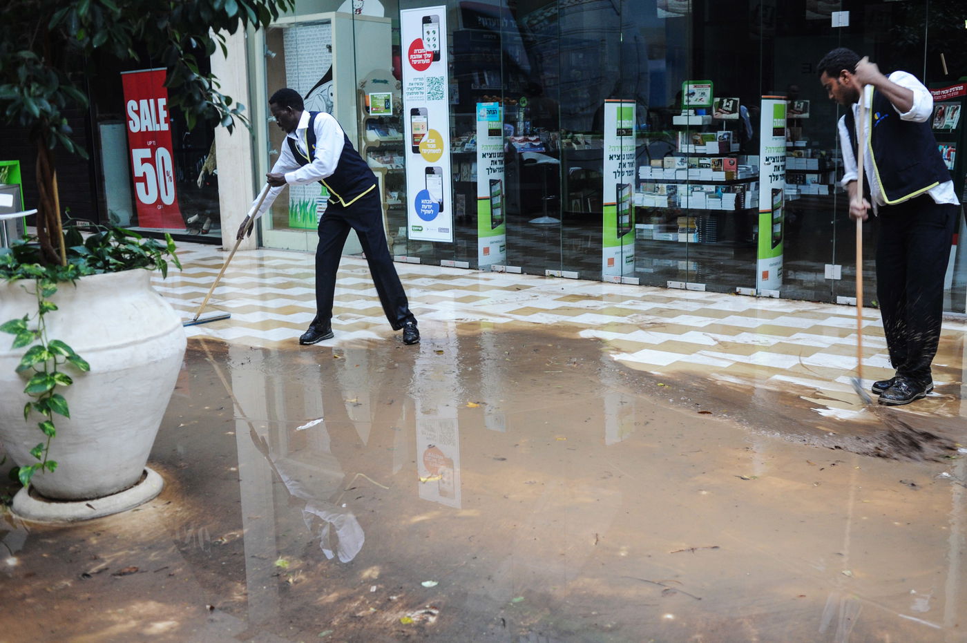 רוחות עזות וגשם סוער • תמונות מנזקי הסופה