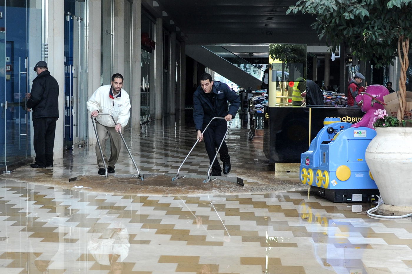 רוחות עזות וגשם סוער • תמונות מנזקי הסופה