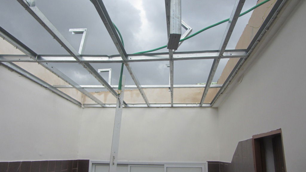 נזקי מזג האוויר: גג קרס בפוניבז'