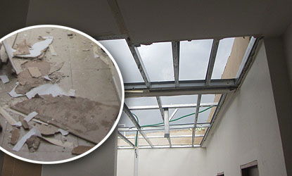 הגג שקרס והחור שנפער בתקרה