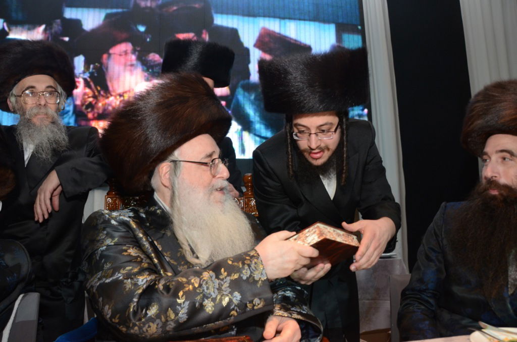 צאנז: שבע ברכות ודינר לרגל חנוכת הבנין החדש