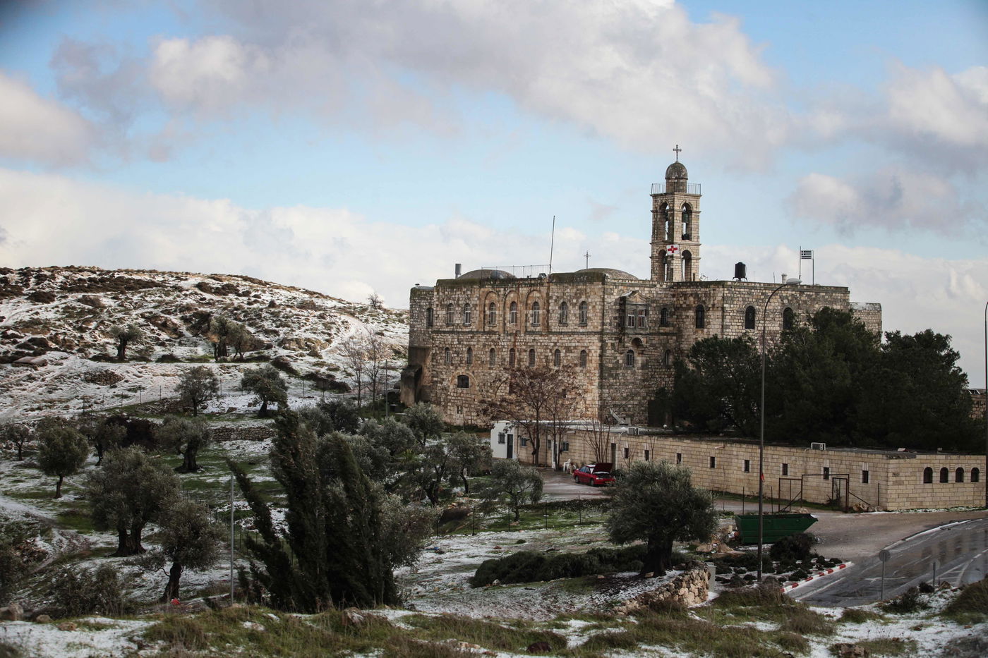 בגלל השלג: התחבורה  הציבורית בי-ם הופסקה