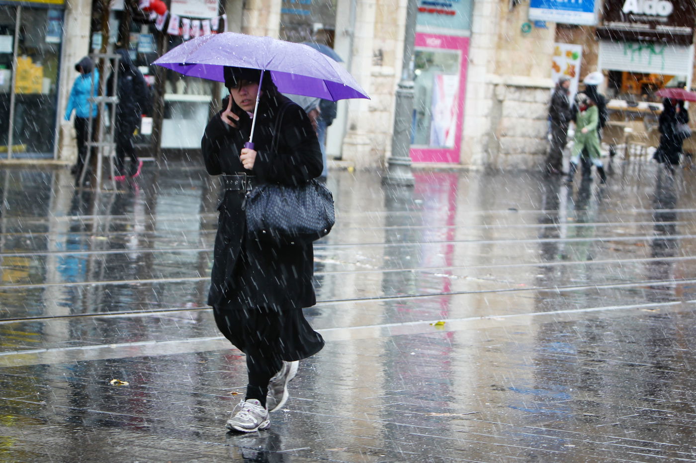 אורח לבן בירושלים: שלג קל יורד בבירת ישראל