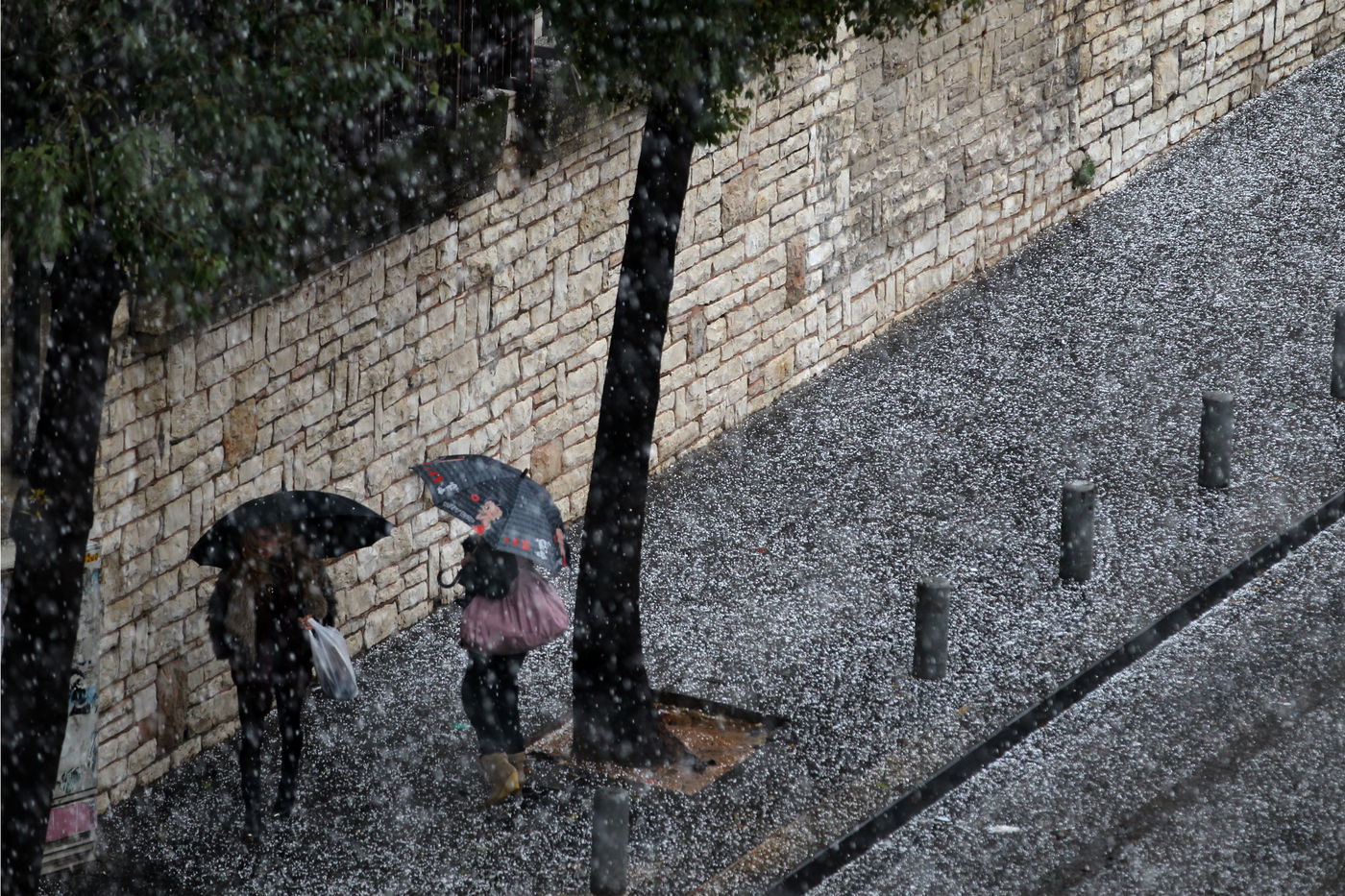 אורח לבן בירושלים: שלג קל יורד בבירת ישראל