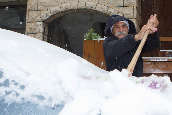 שלג ראשון בי-ם: פתיתים לבנים יורדים ברוממה וגילה