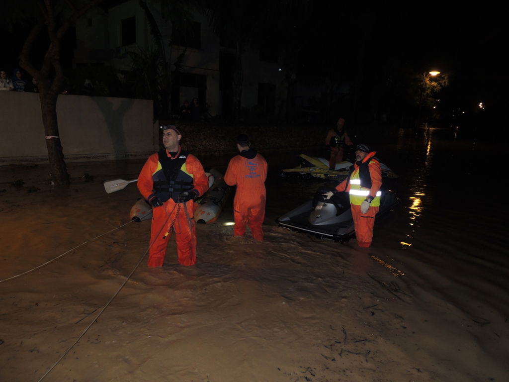 תיעוד: התושבים נתקעו בשיטפון, זק"א סייע בחילוץ