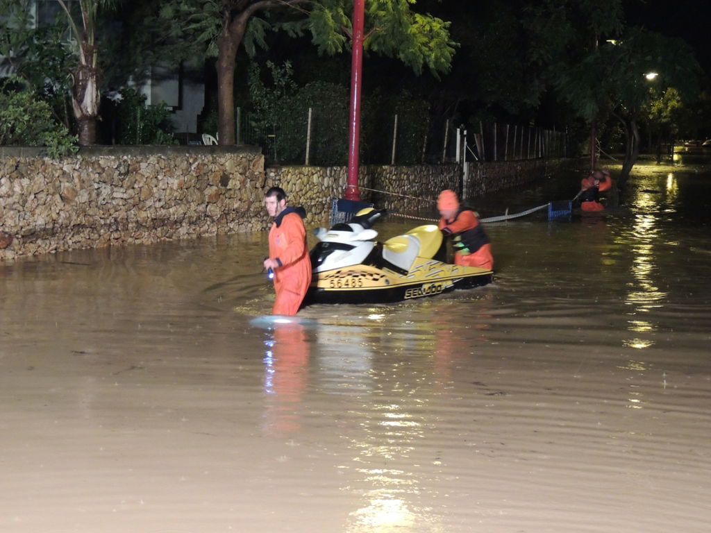 תיעוד: התושבים נתקעו בשיטפון, זק"א סייע בחילוץ