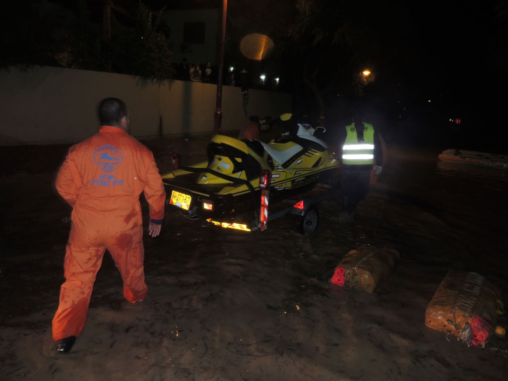 תיעוד: התושבים נתקעו בשיטפון, זק"א סייע בחילוץ