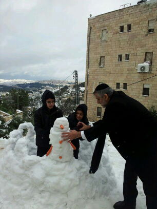 תמונות: השר אלי ישי בונה עם ילדיו בובת שלג