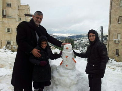 השר ישי עם ילדיו ובובת השלג