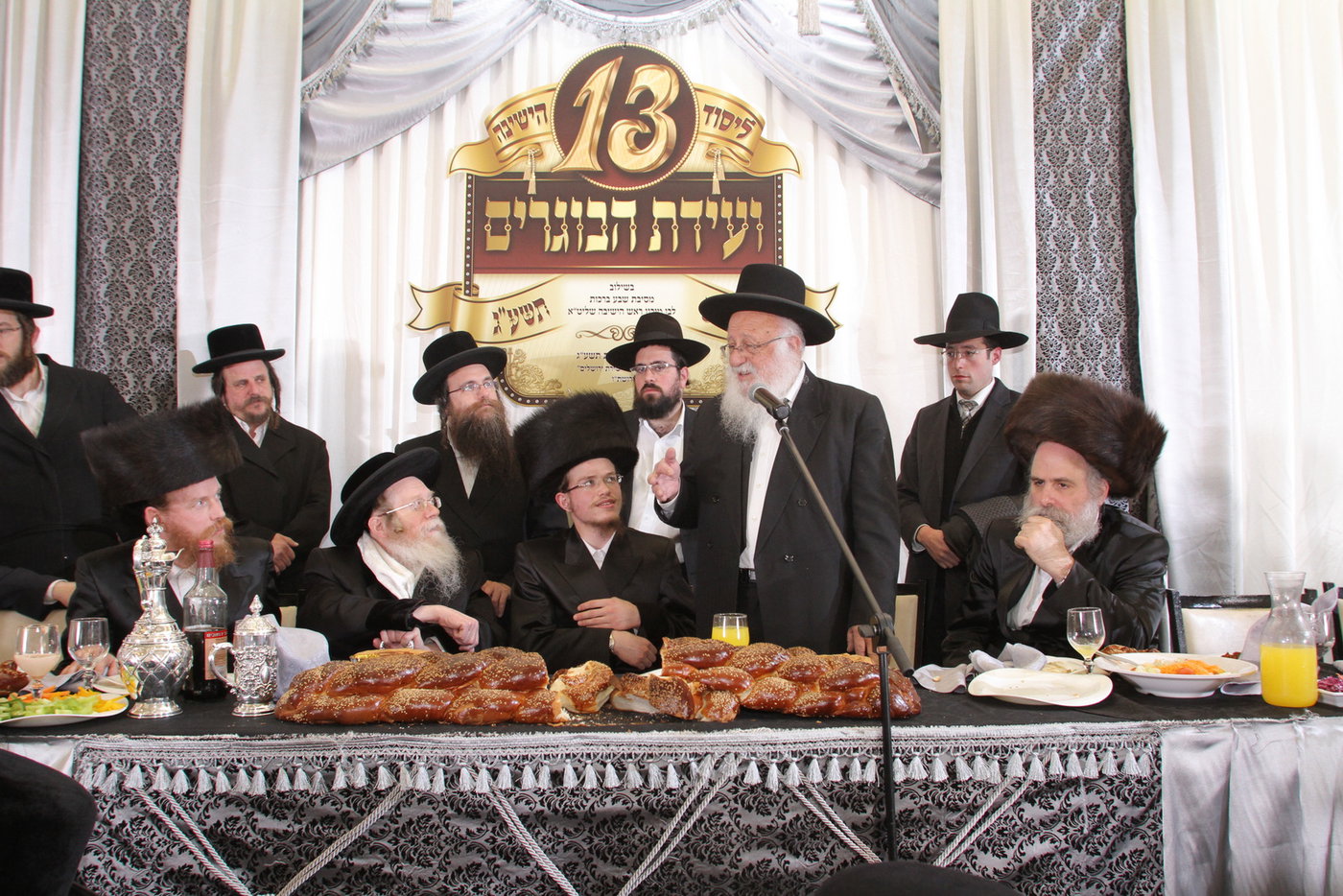 ראש ישיבת פוניביז' הרב בערל פוברסקי נואם