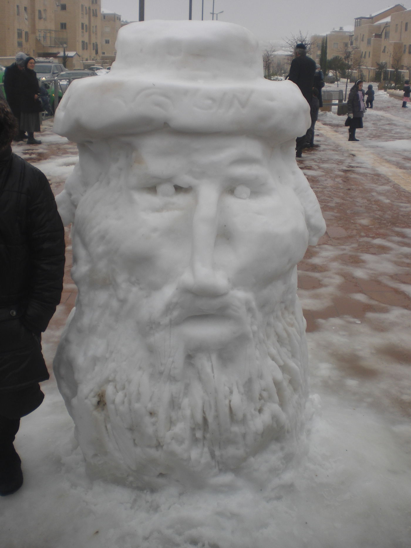 בביתר השקיעו ופיסלו דמויות בשלג