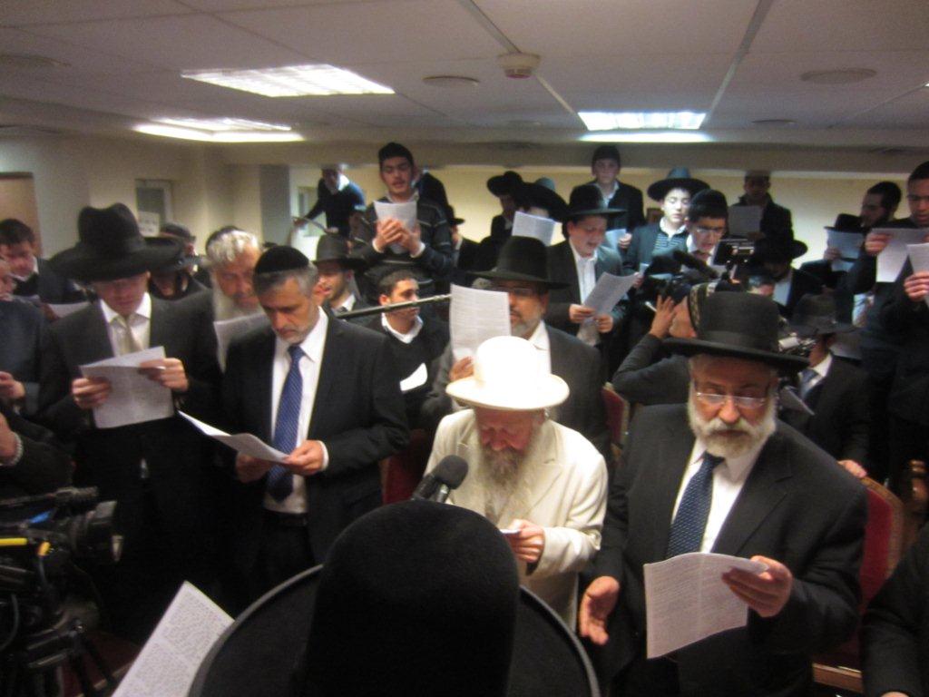 צפו בתיעוד: תפילה לשלומו של מרן הרב עובדיה יוסף