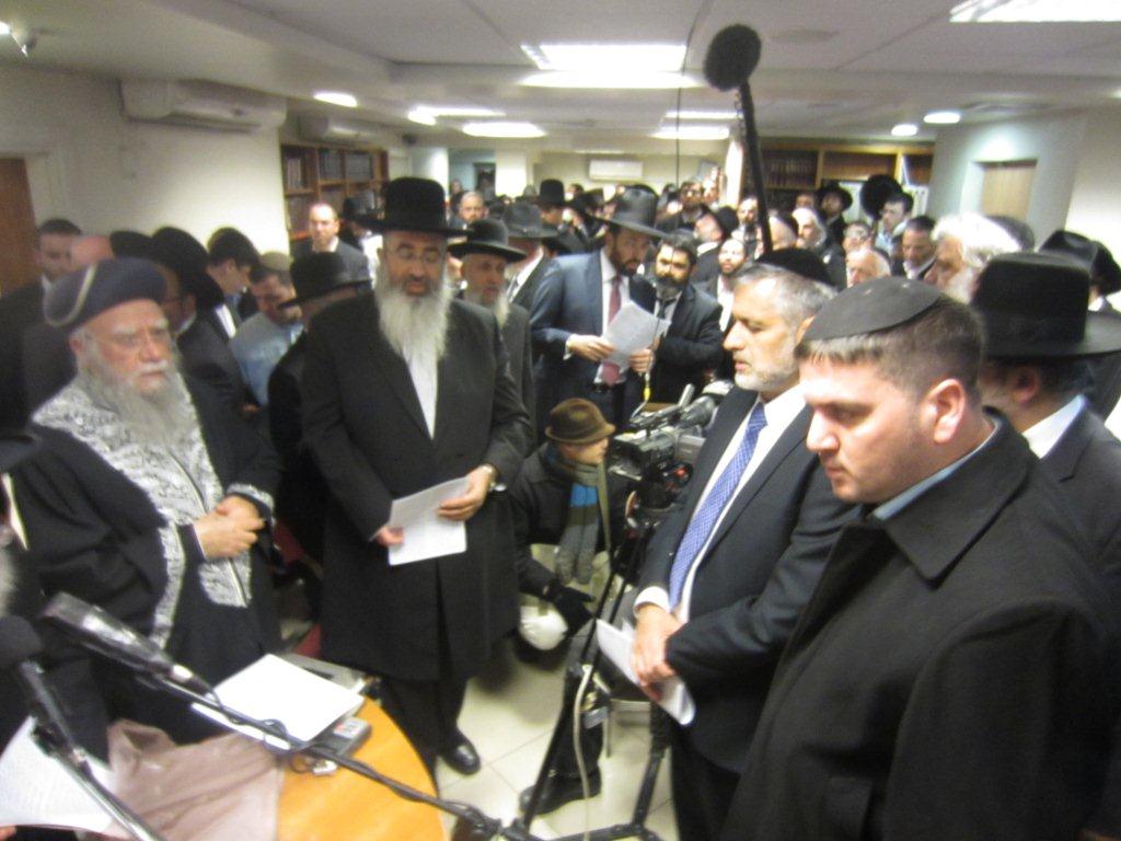 צפו בתיעוד: תפילה לשלומו של מרן הרב עובדיה יוסף