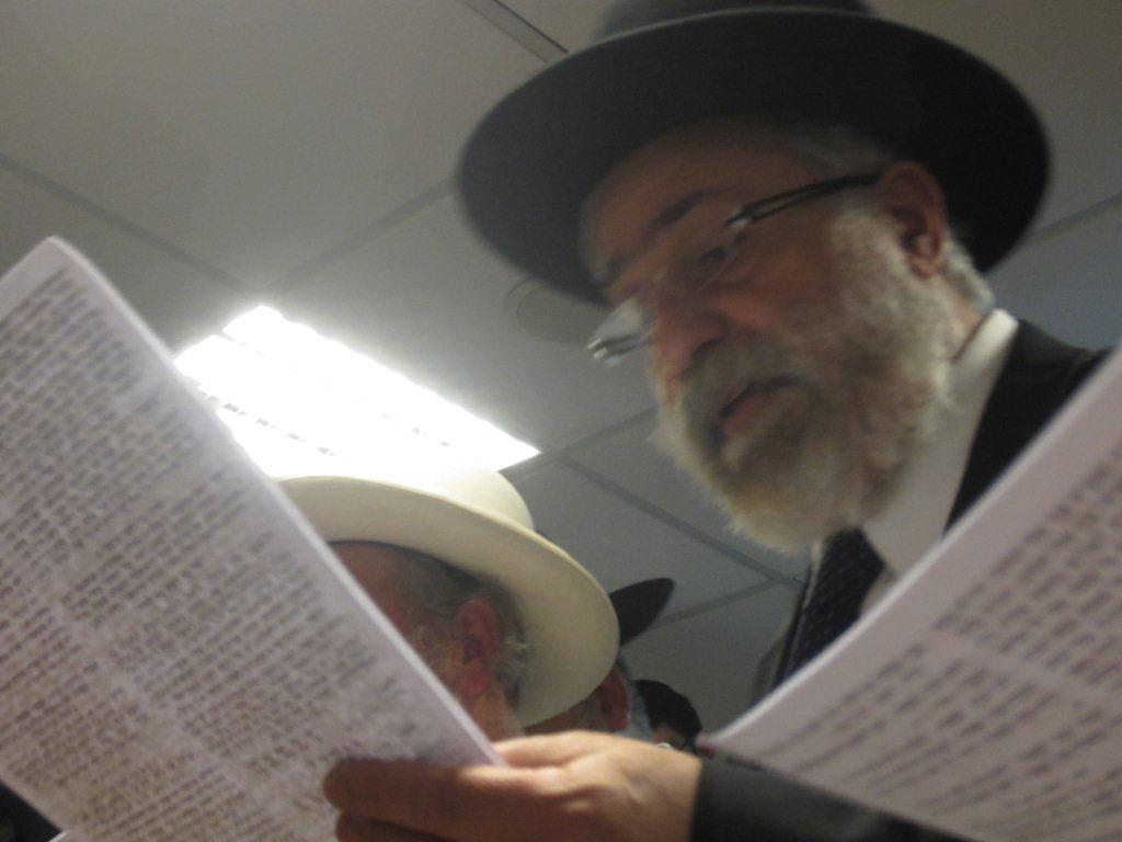 צפו בתיעוד: תפילה לשלומו של מרן הרב עובדיה יוסף