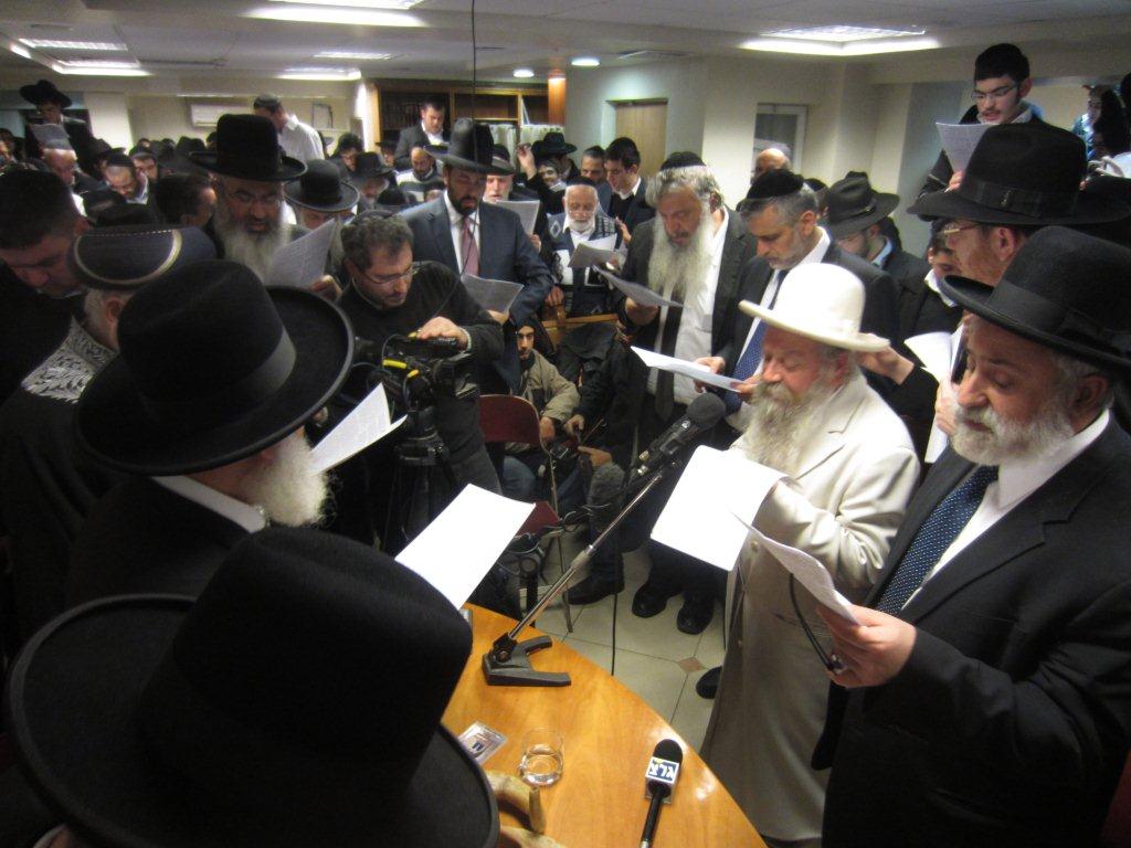 צפו בתיעוד: תפילה לשלומו של מרן הרב עובדיה יוסף