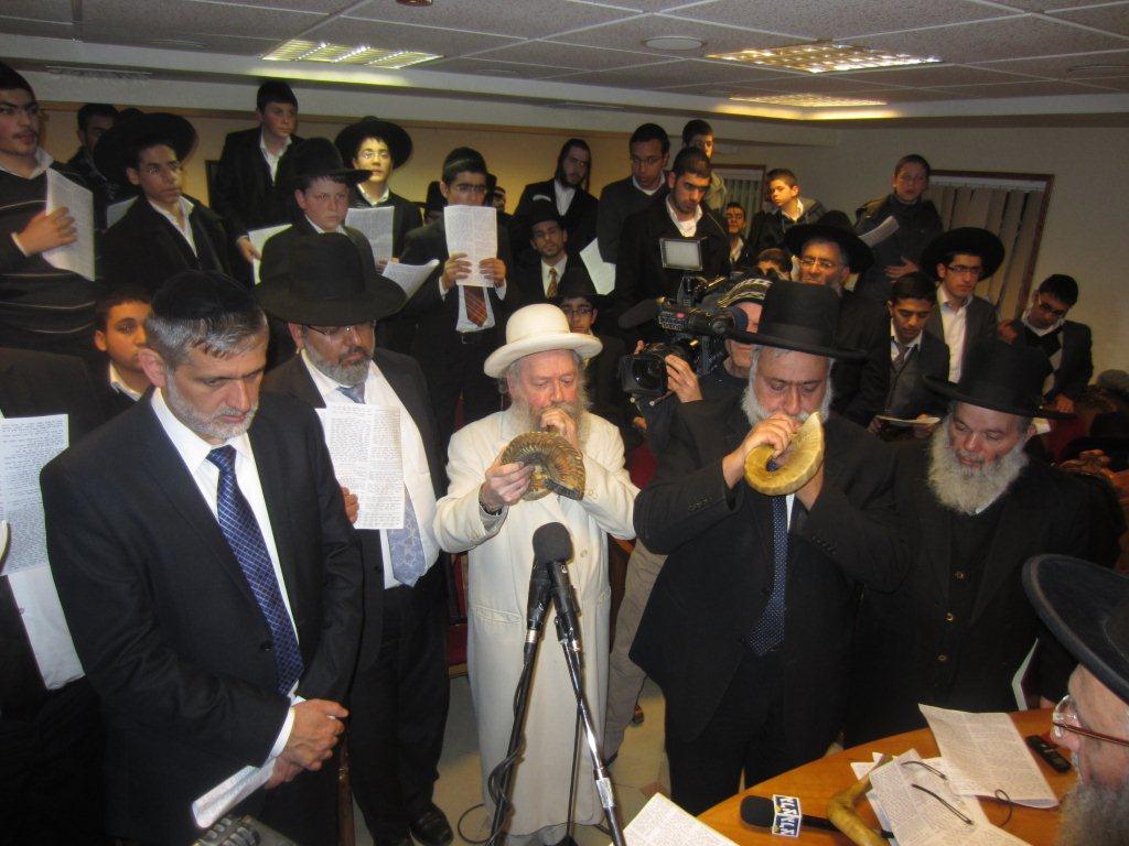 צפו בתיעוד: תפילה לשלומו של מרן הרב עובדיה יוסף