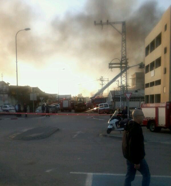 כוחות כיבוי אש השתלטו על שריפת ענק במפעל בנתניה