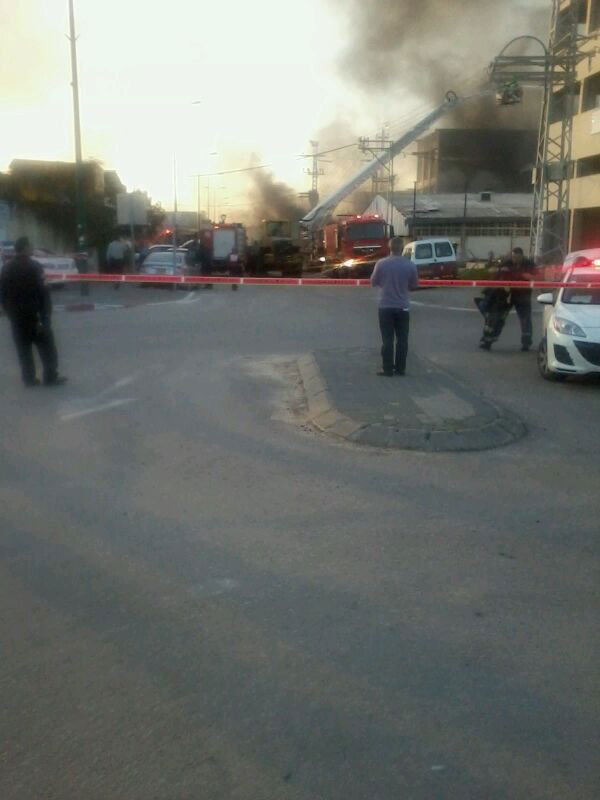 כוחות כיבוי אש השתלטו על שריפת ענק במפעל בנתניה