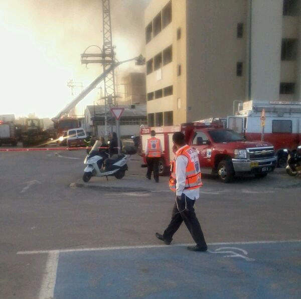 כוחות כיבוי אש השתלטו על שריפת ענק במפעל בנתניה