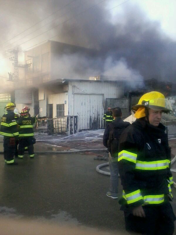 כוחות כיבוי אש השתלטו על שריפת ענק במפעל בנתניה