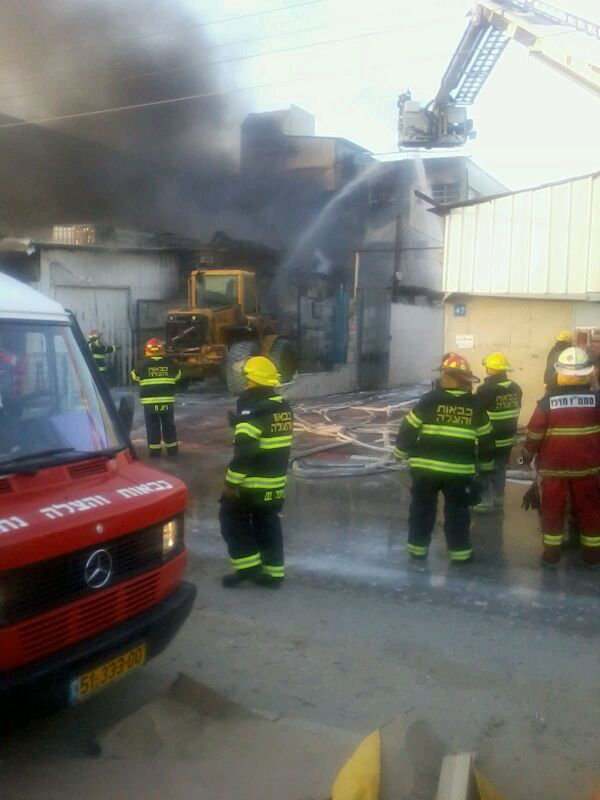 כוחות כיבוי אש השתלטו על שריפת ענק במפעל בנתניה