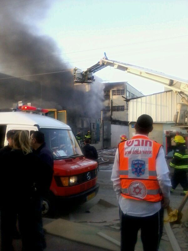 כוחות כיבוי אש השתלטו על שריפת ענק במפעל בנתניה