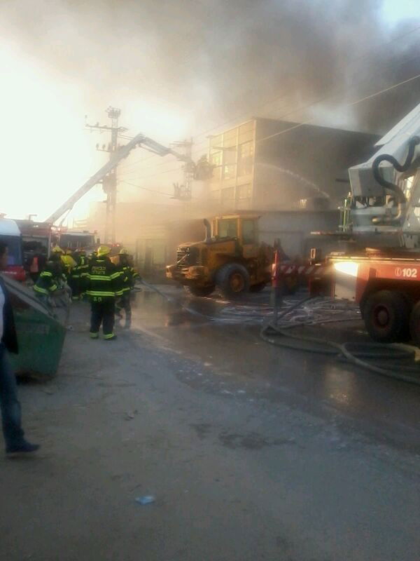 כוחות כיבוי אש השתלטו על שריפת ענק במפעל בנתניה