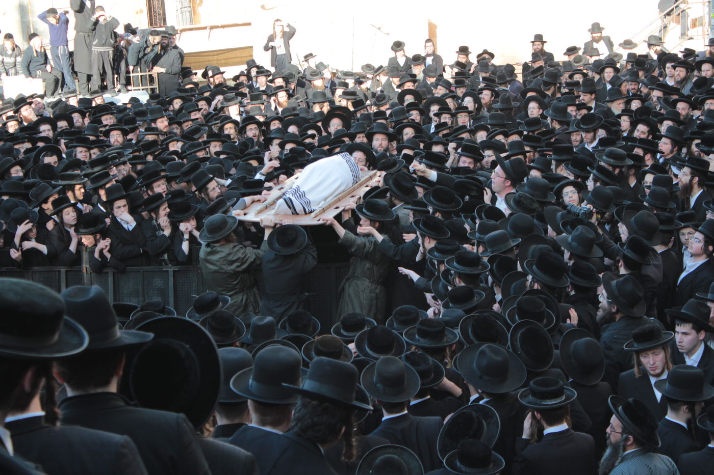 אלפים נפרדו מהגאון הרב יעקב ישעיה בלויא זצ"ל