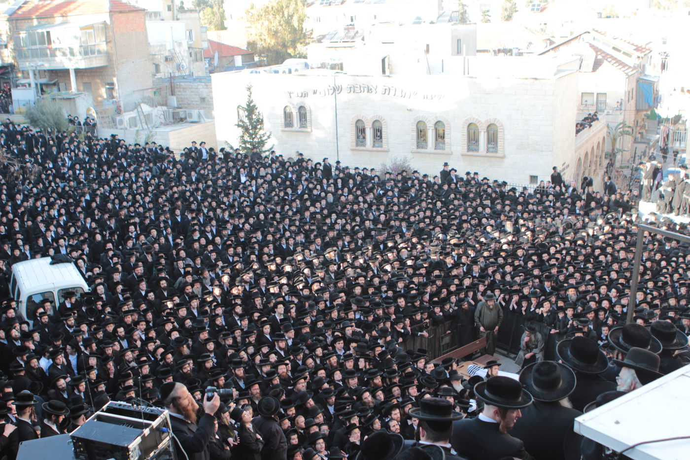 אלפים נפרדו מהגאון הרב יעקב ישעיה בלויא זצ"ל