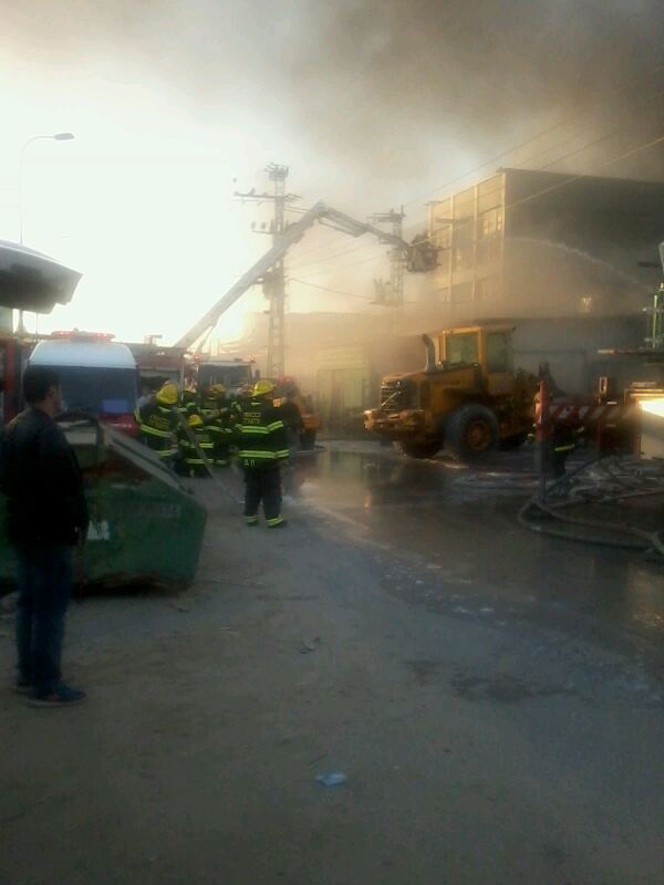 כוחות כיבוי אש השתלטו על שריפת ענק במפעל בנתניה