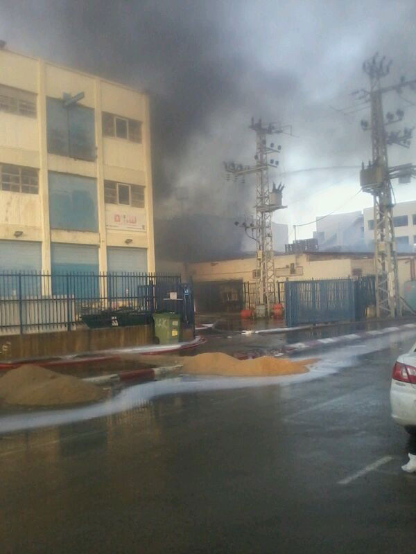 כוחות כיבוי אש השתלטו על שריפת ענק במפעל בנתניה