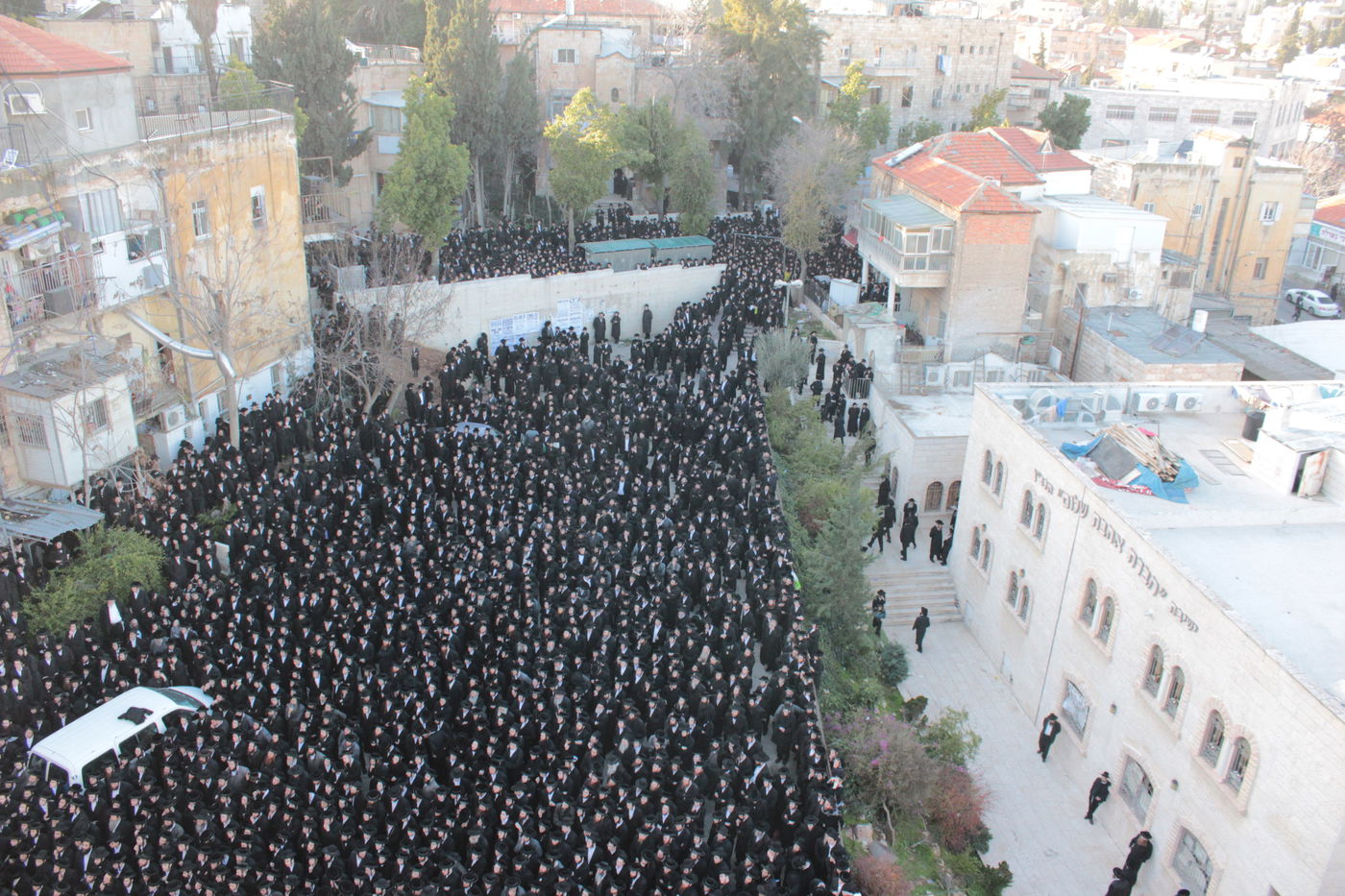 אלפים נפרדו מהגאון הרב יעקב ישעיה בלויא זצ"ל