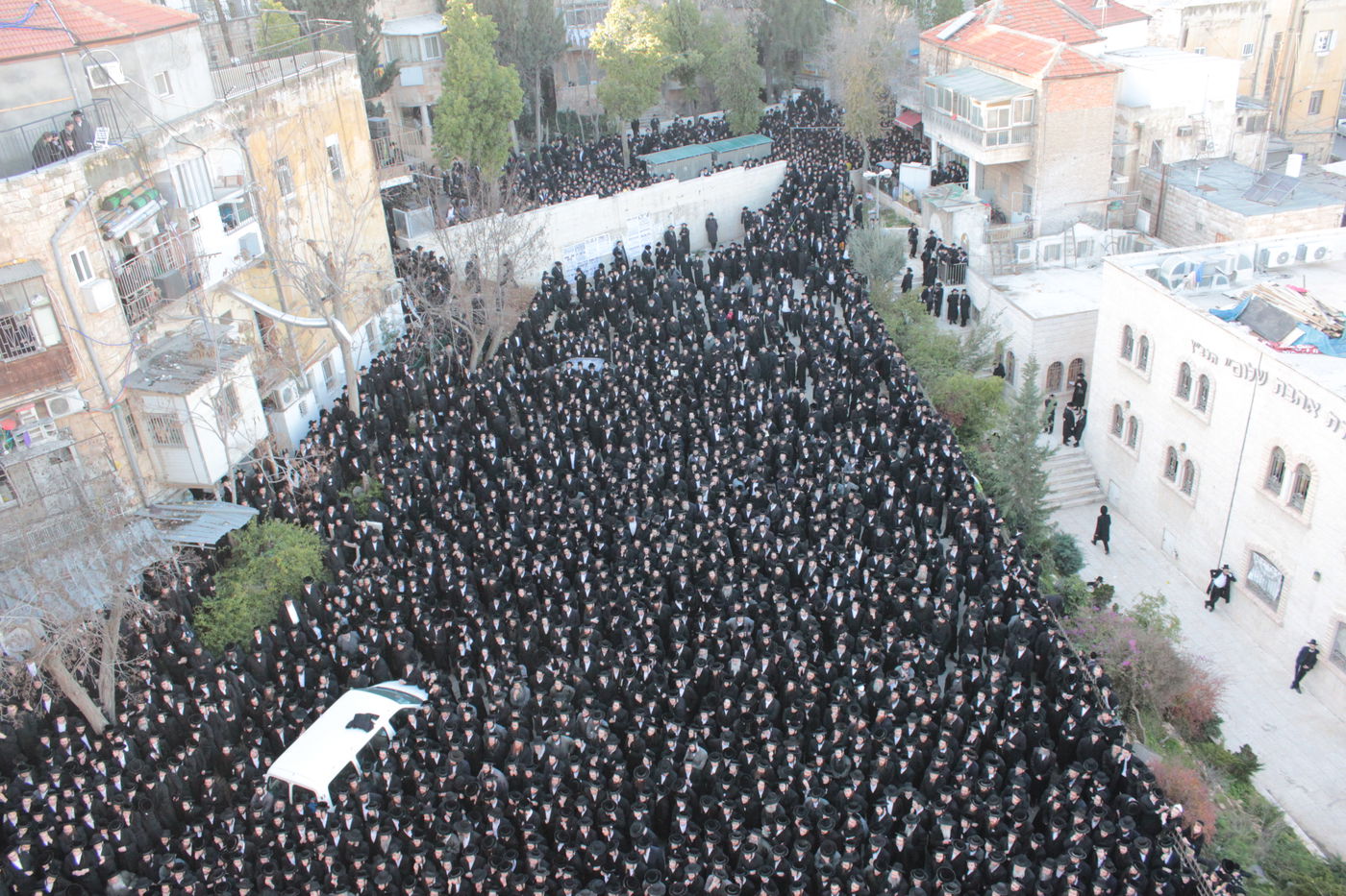 אלפים נפרדו מהגאון הרב יעקב ישעיה בלויא זצ"ל