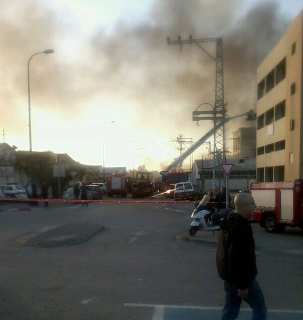 כוחות כיבוי אש השתלטו על שריפת ענק במפעל בנתניה