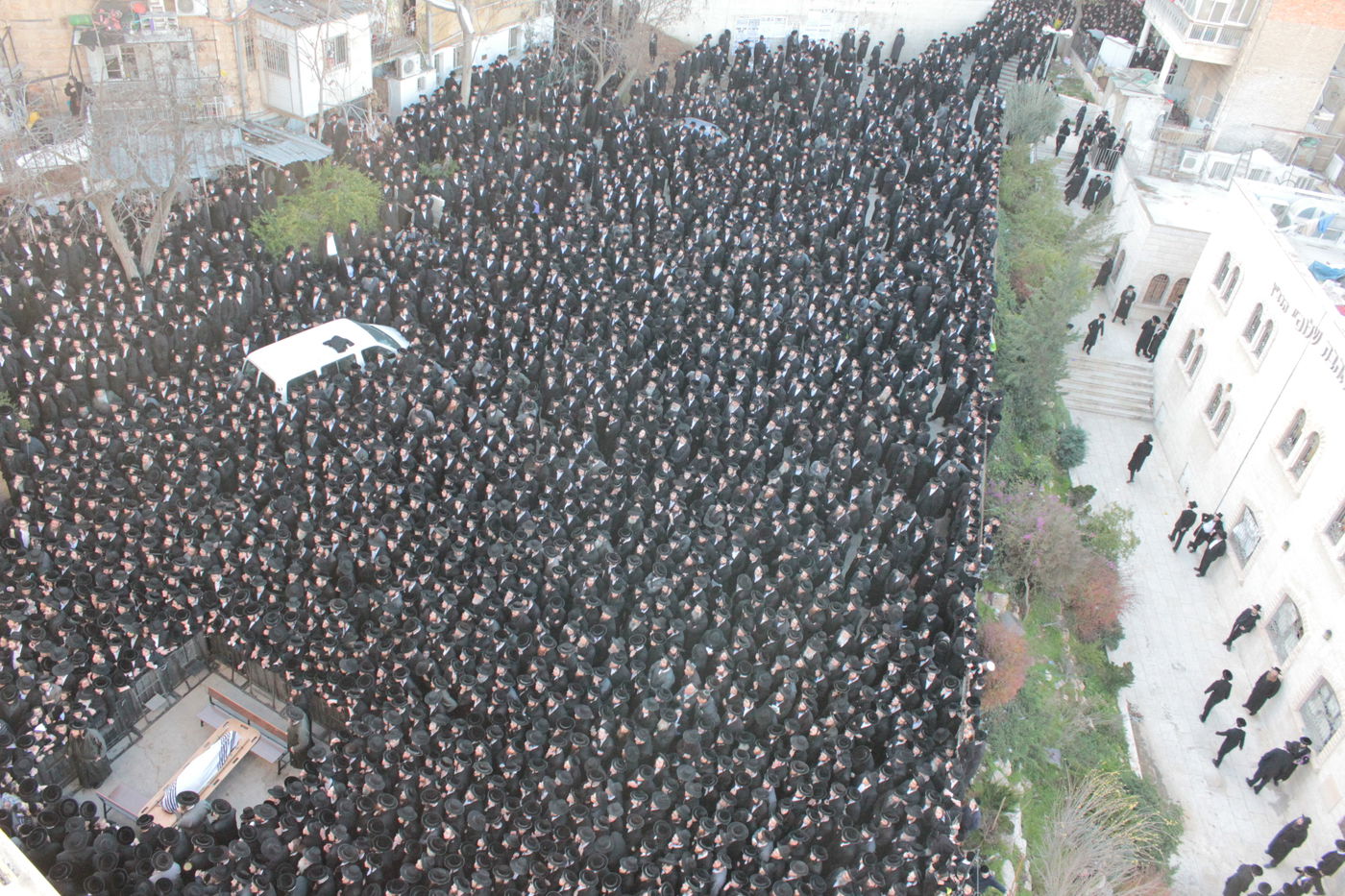 אלפים נפרדו מהגאון הרב יעקב ישעיה בלויא זצ"ל