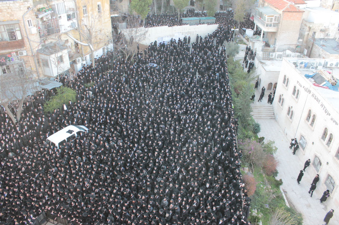 אלפים נפרדו מהגאון הרב יעקב ישעיה בלויא זצ"ל