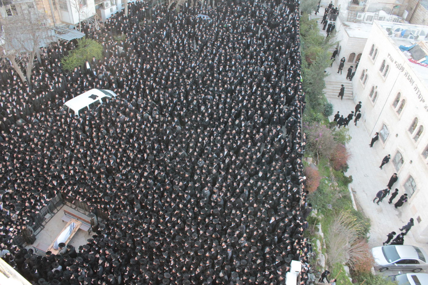 אלפים נפרדו מהגאון הרב יעקב ישעיה בלויא זצ"ל