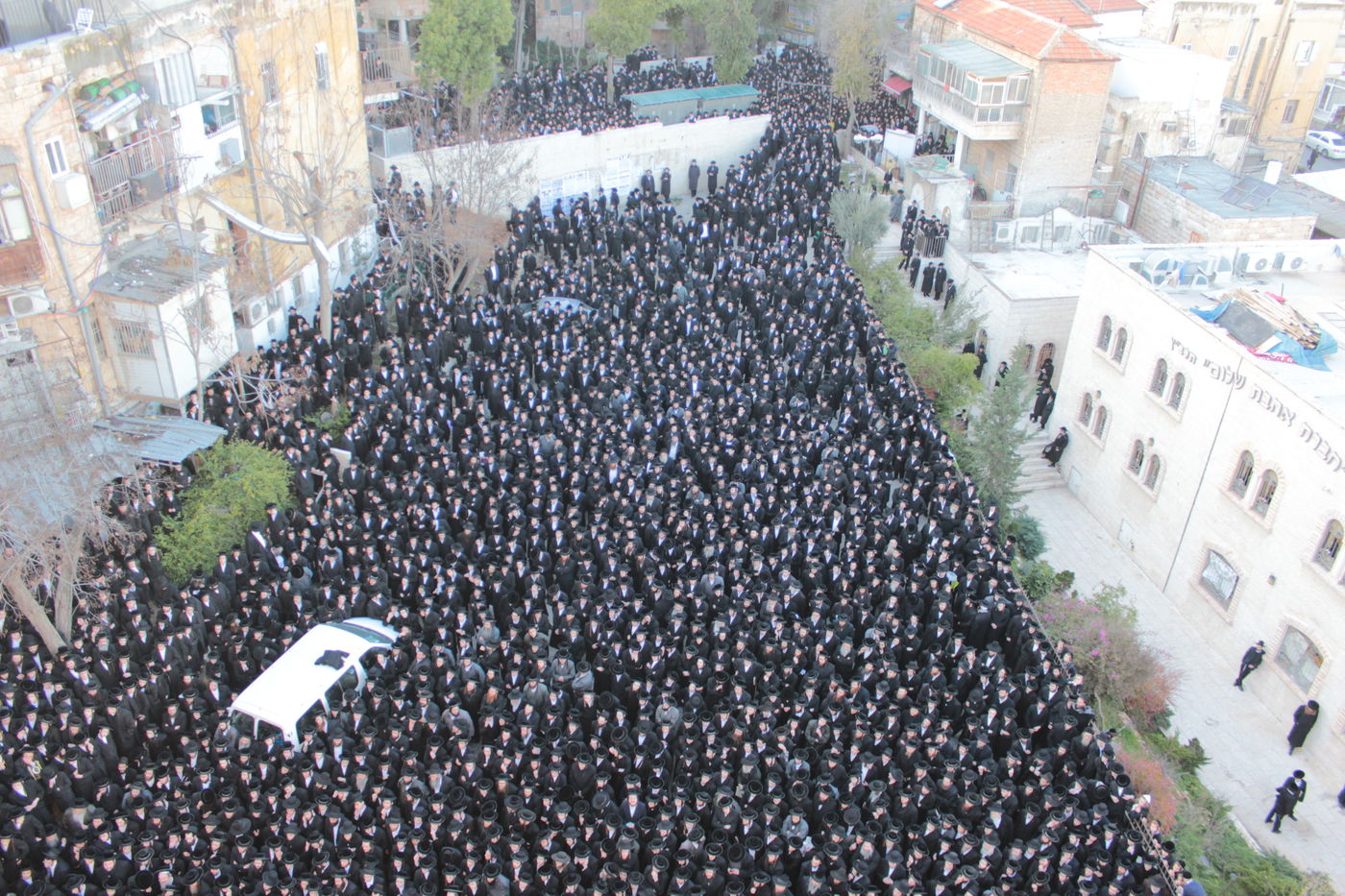 אלפים נפרדו מהגאון הרב יעקב ישעיה בלויא זצ"ל