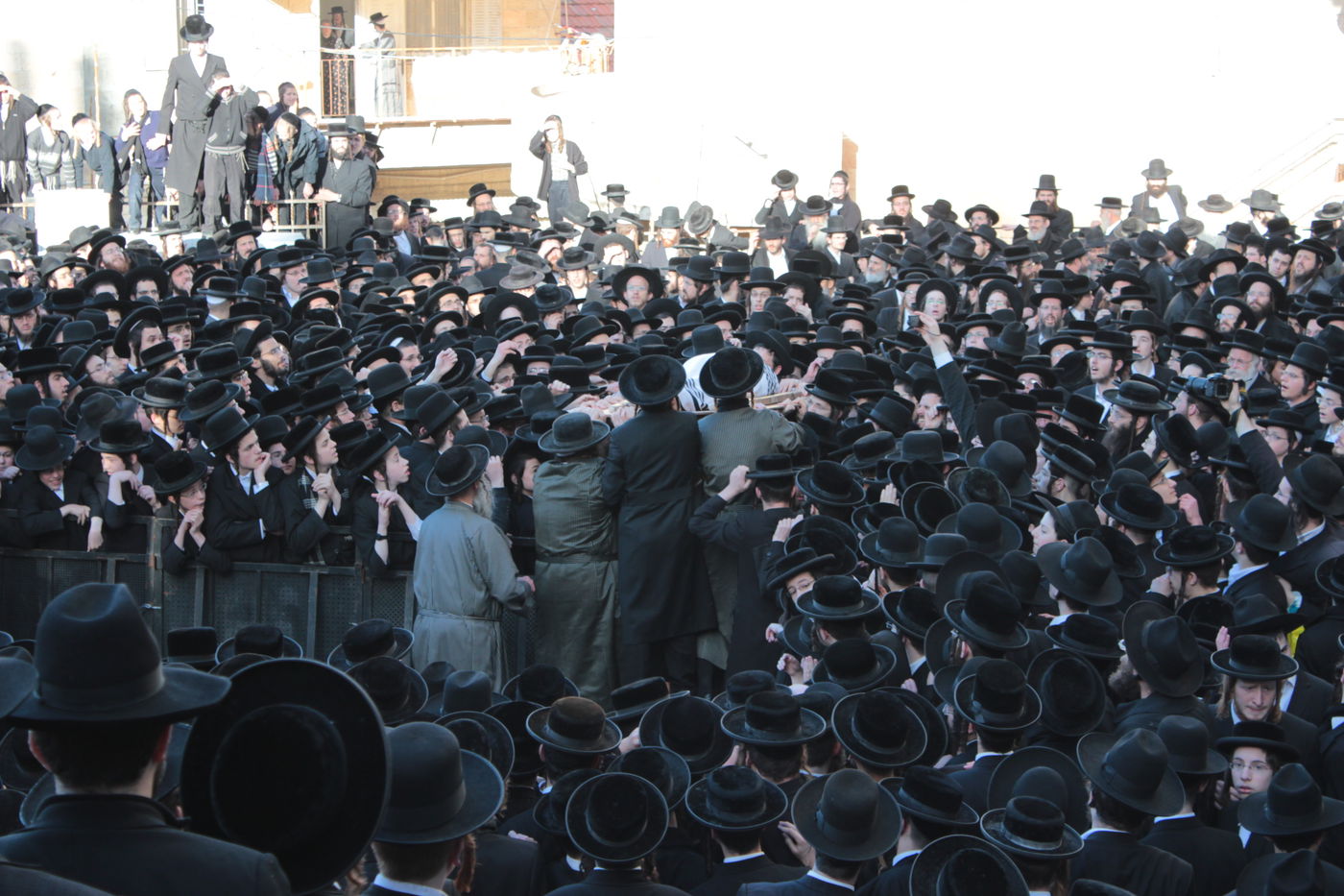 אלפים נפרדו מהגאון הרב יעקב ישעיה בלויא זצ"ל