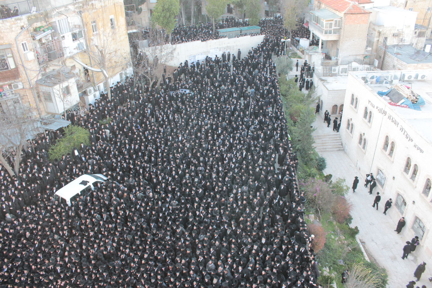 אלפים נפרדו מהגאון הרב יעקב ישעיה בלויא זצ"ל