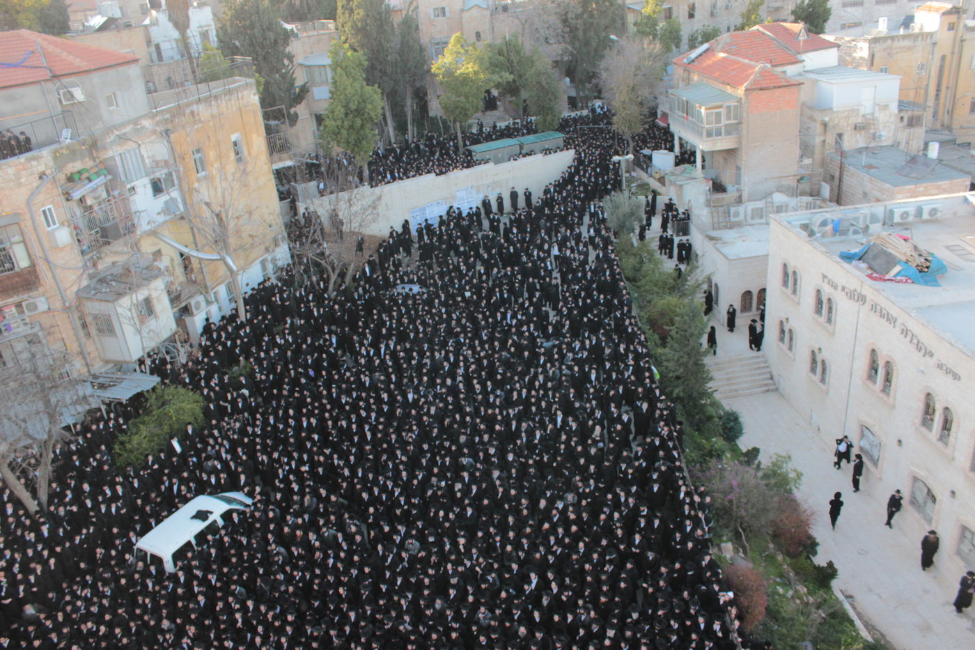 אלפים נפרדו מהגאון הרב יעקב ישעיה בלויא זצ"ל