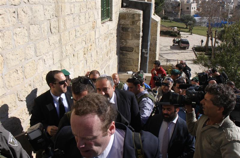 ליברמן בחברון: מתפלל לניצחון